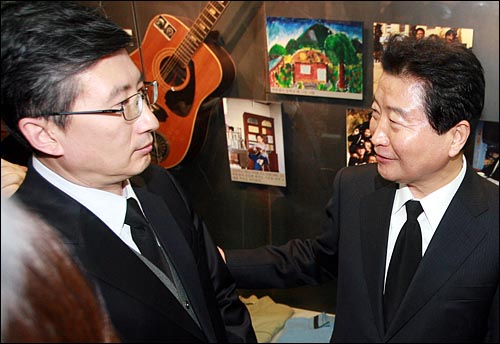 2011년 1월 14일 오전 서울 남영동 경찰청 인권센터(옛 대공분실) 4층 박종철 기념전시실을 방문한 박종운씨와 안상수 대표. 