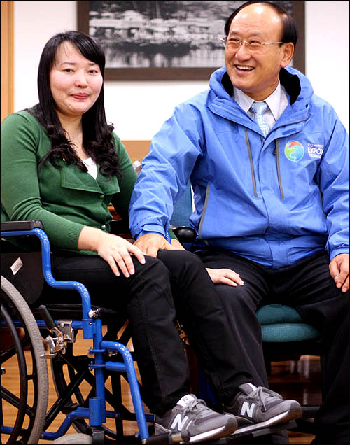 몽골 장애 여성 철몽과 김충석 여수시장. 