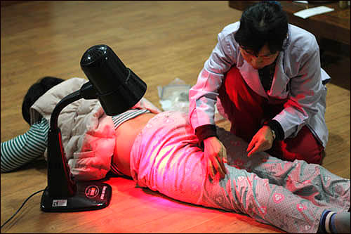 오영욱 한의사가 몽골 장애 여성을 한방치료하고 있다.
