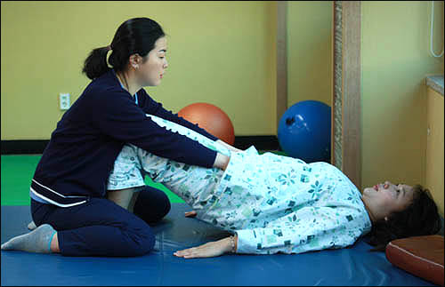 몽골 장애 여성 철몽씨가 재활치료를 받고 있다.