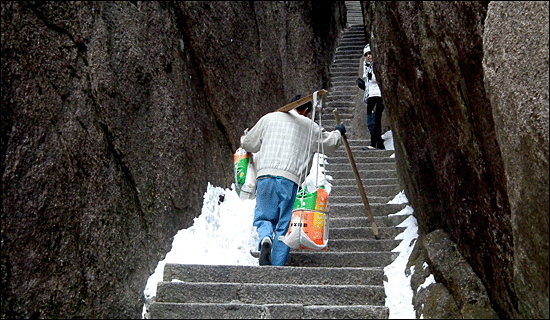 케이블카를 통하여 짐을 운반하는 것이 더 쉬울 것 같은데 왜 사람들에게 짐을 지고 산 위까지 운반하게 하는지 궁금하였지요. 누구에게 물어보지 않았지만 짐을 운반하며 살아가는 사람들에 대한 배려가 아닌가 하는 생각이 들었습니다.
