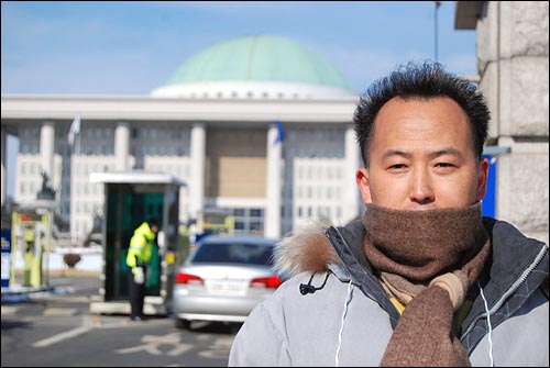 삼성전자 해고 노동자 박종태씨가 27일 국회 앞에서 1인 시위를 벌이고 있다.