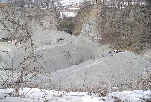 2011년 1월 23일 비봉광산 현장, 대규모로 채굴되어 가공된 사문석이 쌓여있다