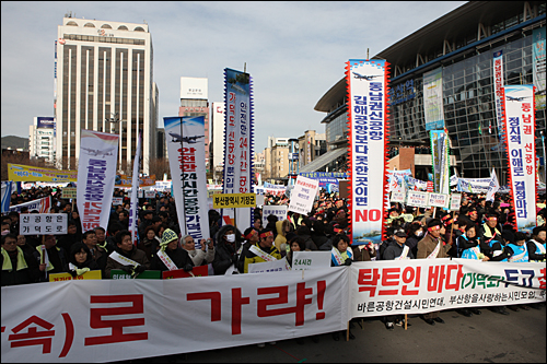  '바른공항건설시민연대'는 27일 오후 부산역 광자에서 "가덕 신공항 쟁취를 위한 범시민 궐기대회"를 열었다.