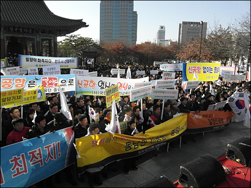  대구.울산.경북.경남으로 구성된 ‘동남권신국제공항밀양유치추진단’은 26일 대구 국채보상운동기념공원에서 “영남권신국제공항 밀양유치 범시도민 결사추진위원회 발대식“을 가졌다.