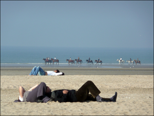 해변에서 휴가를 보내고 있는 프랑스인들.