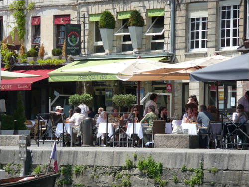 식당에서 외식을 즐기는 프랑스인들.