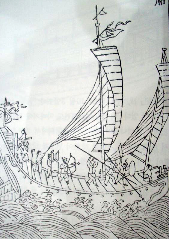 명나라의 사선 역시 호선과 마찬가지로 갑판이 단층 구조로 되어 있으며 선수의 옆모습이 오늘날 배의 옆모습과 같다.
