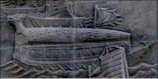 이순신 장군 동상의 부조에는 거북선의 모습이 정확하게 새겨져 있다. 이는 곧 부조를 조각함에 있어 김세중 작가가 전함에 대해 면밀하게 조사하였다는 것을 증명하는 것이라 할 것이다. 