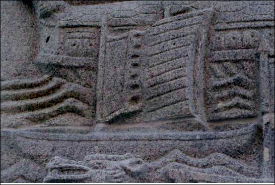 이순신 장군 동상의 좌측 좌대에서 거북선 외에 보이는 전함은 조선의 판옥선이 아닌 명나라의 전함인 사선이다.