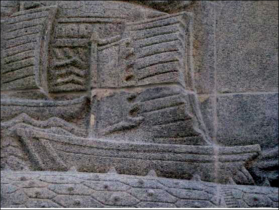 이순신 장군 동상 좌대의 좌측 부조에서 보이는 또 다른 함정으로서 이 역시 조선의 판옥선이 아닌 명나라 전함인 사선이다.