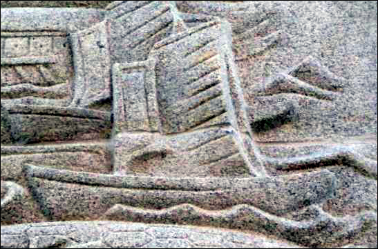이순신 장군 동상의 좌측 좌대 부조에서는 거북선을 제외하면 모두 명나라의 군함인 사선뿐이다.