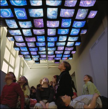 백남준 I '하늘을 나는 물고기(Fish Flies on Sky)' 3채널이동식 설치작품 1983-1985. 2010년에 열린 뒤셀도르프 쿤스트 팔라스트 미술관에서 백남준회고전 ⓒ Nam June Paik Estate Museum Kunst Palast, Dusseldorf