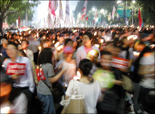 2008년 6월 10일 찍은 시청 앞 광장 촛불대행진장면