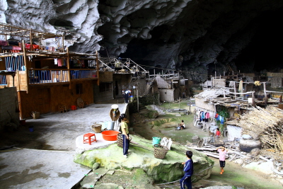 동굴속에 지어진 먀오족의 가옥. 습도조절을 위해 지붕은 없다.