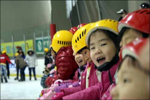 스케이트를 즐기는 공부방 아이들의 표정이 환해 보인다