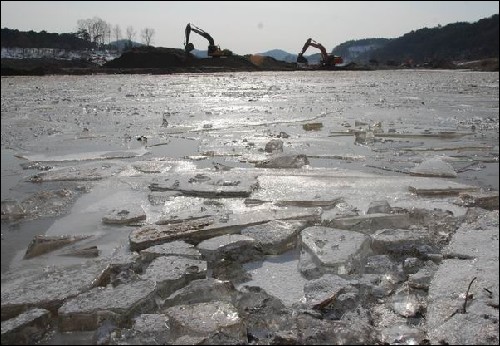 공주 금강보 근처 얼음이 꽁꽁 언 강에 포클레인들이 연신 강 바닥을 파내고 있습니다. 이 추운 겨울 강을 파지 않으면 나라가 망하기라도 하는 것일까요? 