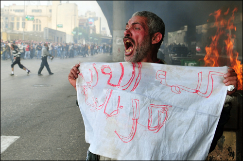 "대통령, 당신은 신이 두렵지 않은가?" 28일 이집트 카이로에서 일어난 반정부 시위에 참여한 한 시위자가 '신이 말하길 잘못을 행하는 모든 자는 멸망한다' 라고 쓰인 천을 들고 있다. (EPA=연합뉴스) 
