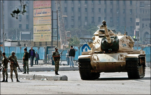 지난달 30일 이집트 카이로의 반정부 시위 현장에 군인과 탱크가 투입되고 있다. 현지 언론에 따르면 62명이 사망했다는 정부발표와 달리 전국적으로 적어도 89명이 사망한 것으로 보이고 2500명 이상이 부상했다고 전해진다. (EPA=연합뉴스) 