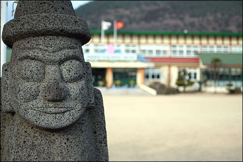 돌하르방 종달초등학교 정문에 서있는 돌하르방, 후문에도 이보다 작은 돌하르방이 서있다.