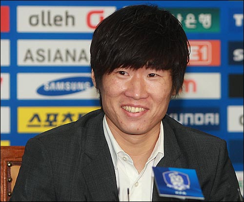  한국대표팀의 주장 박지성이 31일 오전 서울 종로구 신문로 대한축구협회에서 기자회견을 갖고 국가대표팀 은퇴 의사를 밝히며 환하게 웃고 있다.