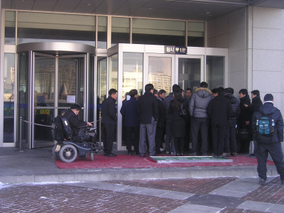 31일 오전 9시 30분 민주노총의 집회로 인해 전북도청가 출입구가 통제되면서 수많은 시민들이 출입구 밖에서 기다리고 있다.