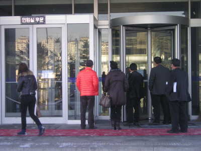 통제된 출입문을 열어달라며 시민들이 도청 경비원을 쳐다보고 있다.