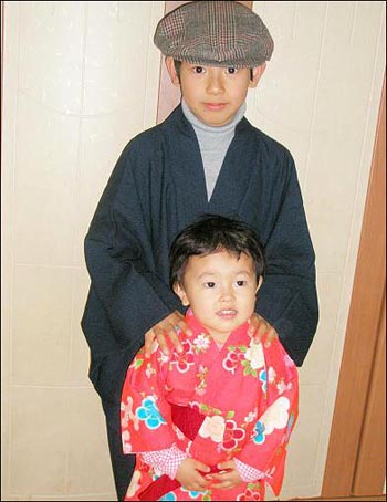 2년 전 설날에 '다문화 이해 수업' 용도로 일본의 친정에서 보내온 옛날의 기모노를 시험삼아 입어본 우리 아이들
