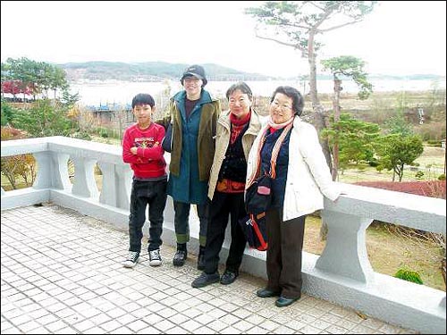 2009년 가을 한국을 찾아온 친정 어머니, 이모와 같이 강화도 역사박물관에서
