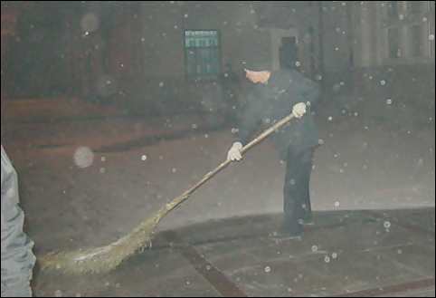 하얼빈역 구내에 쌓인 눈을 치우는 청소부 아저씨. 

