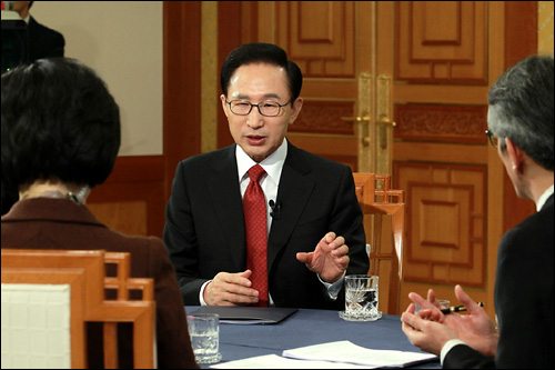 이명박 대통령이 1일 오전 청와대에서 2011 신년방송좌담회-대통령과의 대화를 생방송으로 갖고 있다.