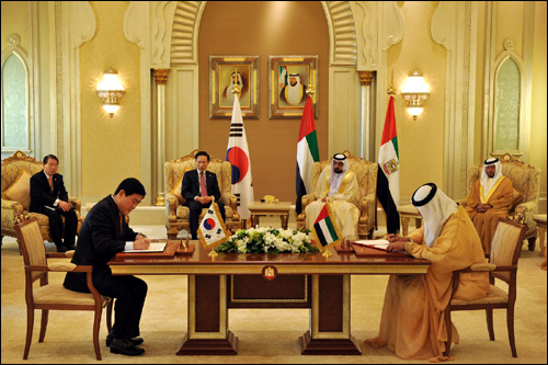 2009년 12월 27일 아부다비 에미리트 펠리스 호텔에서 김쌍수(왼쪽) 한국전력공사 사장과 칼둔 무바락 UAE 원자력공사 사장이 이명박 대통령과 칼리파 빈 자예드 알 나흐얀 대통령이 임석한 가운데 원전사업 주계약서에 서명하고 있다.
