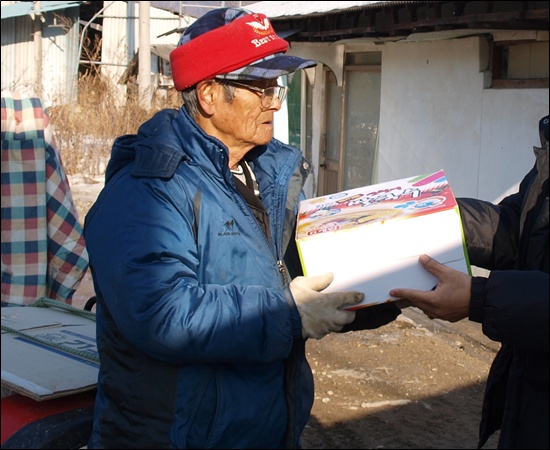  할아버지께서 한번도 못드셔 보셨을것 같아 설날 선물로 화천의 명물 산천어 쌀국수를 드렸습니다.