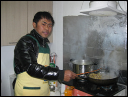 요리사 자격증을 가진 알킬이 외국인 노동자들을 위해 양고기 요리를 하고 있다