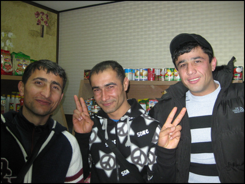 우즈베키스탄 출신의 외국인 노동자들. 맨 왼쪽부터 딜무 존(중앙) 노딜(오른쪽)