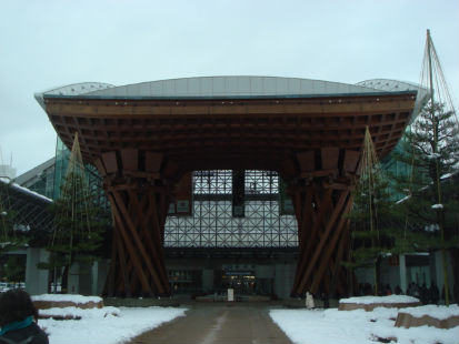    가나자와 역 앞에 세워진 스즈미몬(鼓門)입니다. 2005 년 만들어진 것으로 북 모양을 형상화시켜서 만든 가나자와의 상징입니다. 높이 13.7 미터, 지붕 폭 24.2 미터, 이시가와 지방에는 여기저기 오니다이코 등 북춤이 전해지고 있습니다.