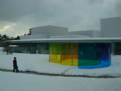    가나자와 21 세기 미술관입니다. 타원형 안에 원형으로 건물을 지었으면 건물 안과 밖에 세계 유명 예술가들의 작품이 전시되어 있습니다. 오라파 에리안슨(Olafur Eliasson)의 작품 컬러 엑티비티 하우스 앞으로 사람이 지나가고 있습니다. 1 월 말 내린 많은 눈으로 온통 눈으로 덮여있습니다. 