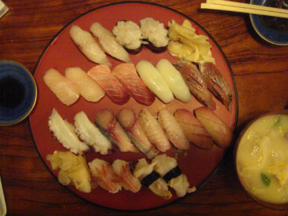   바닷가에서 역시 유명한 것은 생선회입니다. 특히 일본사람들이 좋아하는 생선초밥입니다. 일본사람들은 외식하면 스시, 생선초밥을 생각할 정도로 외식에서 가장 인기 있는 먹거리는 초밥입니다. 두 번째로 인기 있는 먹거리는 카레라이스입니다. 가나자와항 부근에 있는 호쇼 스시(？生？し) 집에서 찍은 생선초밥입니다.