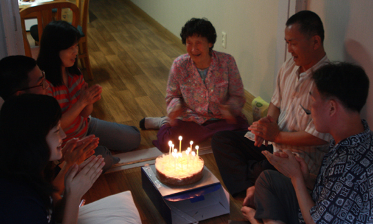 84회 생일 케이크 앞에서 활짝 웃고 있는 모친.

