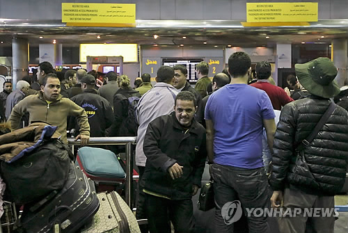 31일 이집트 카이로 국제공항에서 수천 명의 승객들이 이집트를 떠나는 항공편 정보를 얻기 위해 기다리고 있다. 시위를 막기 위한 통행금지 실시에도 호스니 무바라크 이집트 대통령 퇴진 시위는 밤낮으로 계속 되고 있고 투입된 군대는 시위를 막지 않고 있다. (EPA=연합뉴스) 

