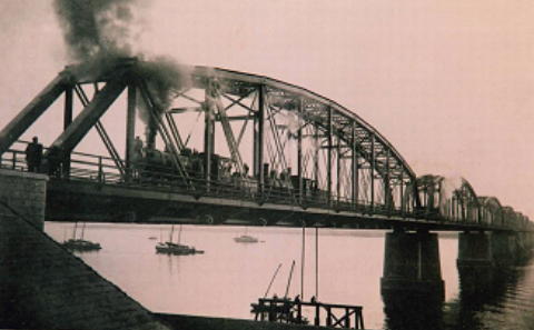 1900년대 초 압록강 철교를 건너가는 기차