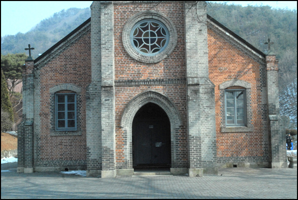 전면 중앙에 돌출식으로 마련한 주현관 