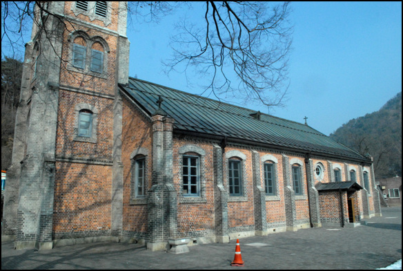 강원도에서 고딕양식으로 가장 먼저 세운 건물이기도 하지만, 중국인 기술자들이 참여를 한 최초의 성당이다