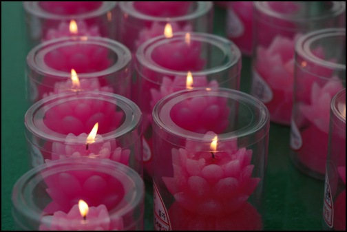 가족의 안녕과 향일암의 중창을 기리는 촛불들. 대웅전 앞에 모셔져 있다.