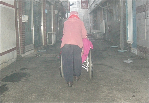 설날 새벽에 안개 자욱한 골목길을 걸어가는 할머니. 나이를 먹어서인지 힘겹게 지내는 노인들 생활이 남의 일처럼 보이지 않습니다.
