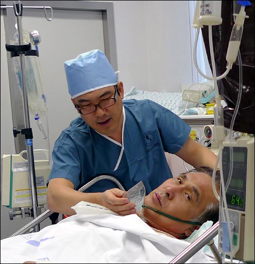 설날인 3일 오전 경기도 수원 아주대학교 병원에서 치료중인 석해균 선장이 인공호흡기와 기관지 튜브를 제거한 뒤 잠시 눈을 뜨고 있다.