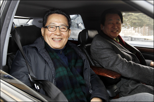 한나라당 김무성 원내대표와 민주당 박지원 원내대표가 6일 오후 국회 정상화 및 영수회담 관련 오찬회동을 끝내고 김무성 원내대표가 운전하는 차량을 타고 기자회견을 하기위해 국회로 들어오고 있다.