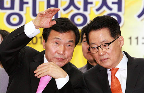 국민의당 박지원 대표(오른쪽)와 손학규 전 경기지사