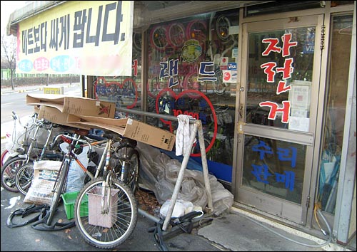고양시 일산구 소재 한 자전거 판매점. '마트보다 싸게 팝니다'는 광고가 무색할 정도로 한산한 모습이다.