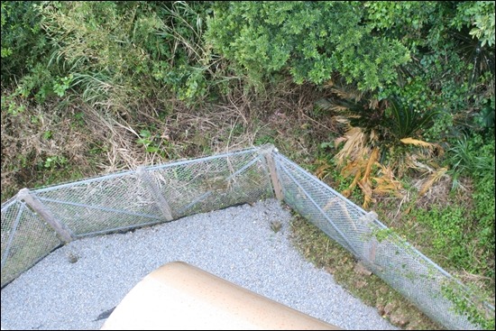 미술관 옥상에서 내려다 본 후텐마 미군기지 철책입니다.